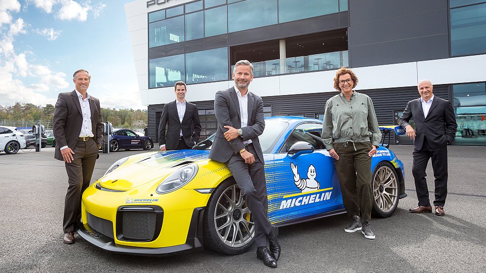 Von links nach rechts: Michael Ewert, Daniel Mai, Bastian Schramm, Margit Frank und Agostino Mazzocchi, Foto: Porsche Deutschland GmbH