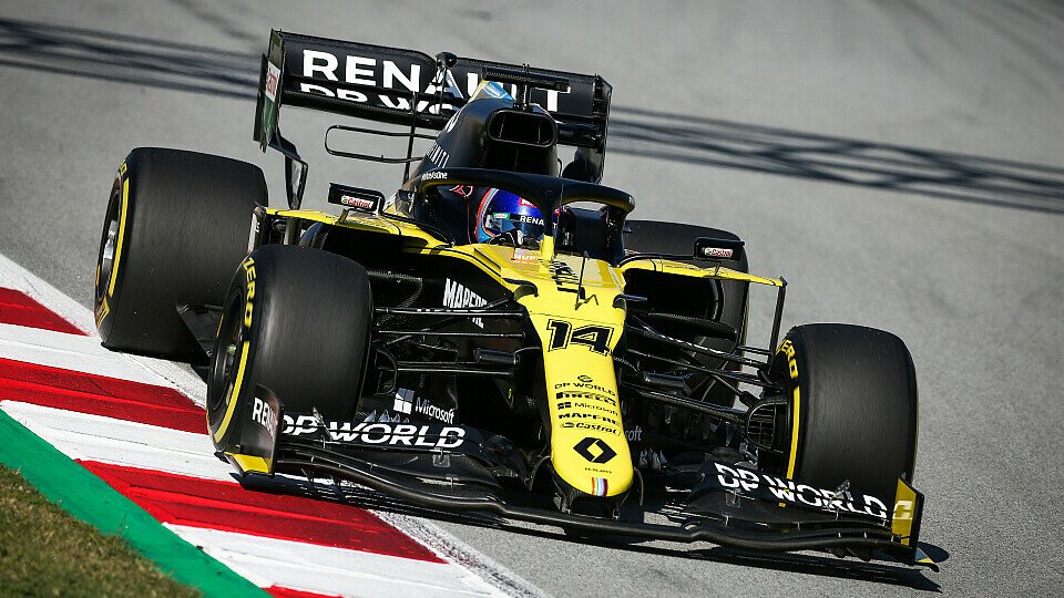 In Barcelona testete Alonso bei einem Filmtag sogar schon den aktuellen Renault, Foto: Renault F1 Team