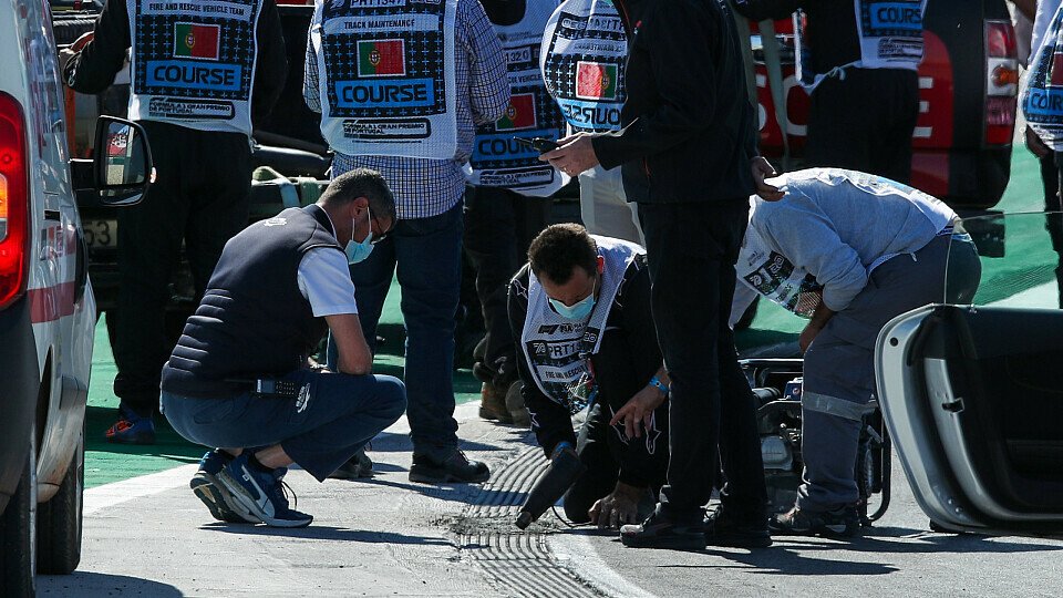 In Portugal musste vor dem Qualifying die Strecke repariert werden, Foto: LAT Images