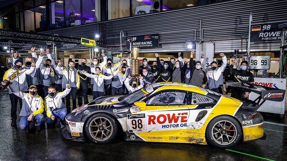 Die ROWE-Crew nach dem zweiten Sieg bei den 24 Stunden von Spa, Foto: Porsche AG