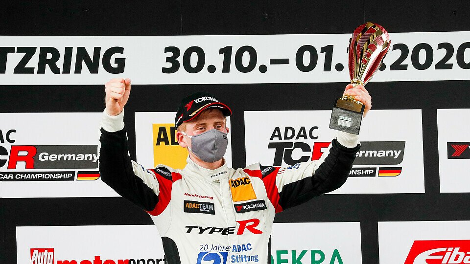 Dominik Fugel jubelt über seinen dritten Saisonsieg, Foto: ADAC TCR Germany