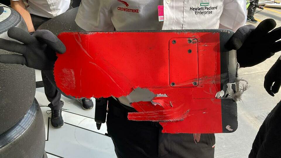 Dieses Karbonteil von Sebastian Vettels Ferrari holten Mercedes-Mechaniker aus dem Unterboden von Valtteri Bottas