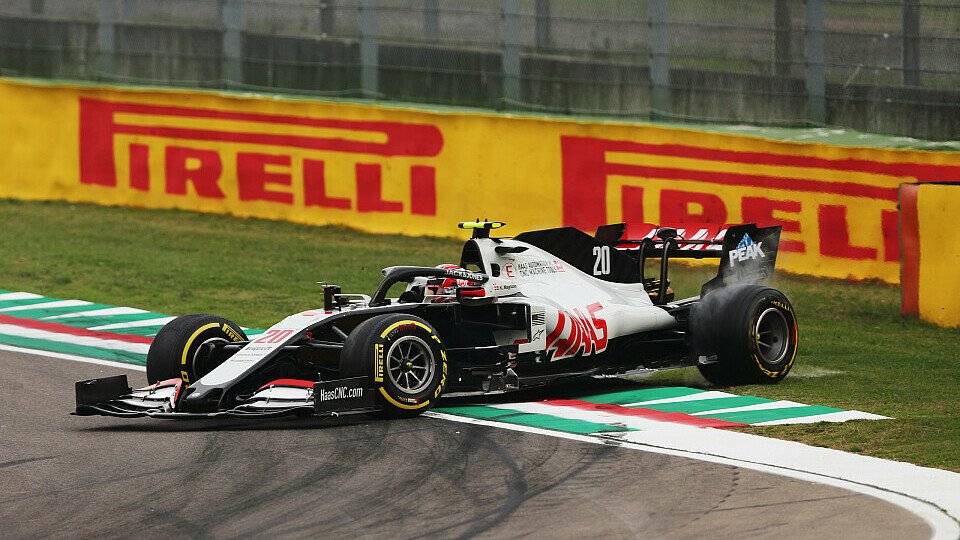 Erst von Vettel gedreht, dann Kopfschmerzen durch ein Getriebeproblem: Kevin Magnussen erlebte in Imola ein qualvolles Rennen, Foto: LAT Images
