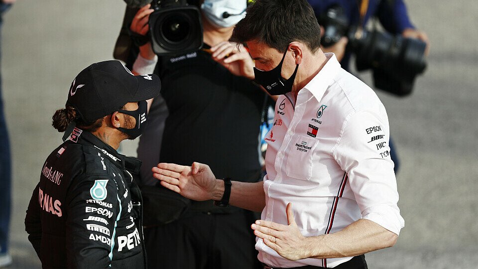 Lewis Hamilton und Mercedes-Teamchef Toto Wolff, Foto: LAT Images