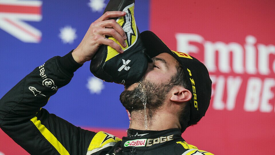 It is Shoey-Time: Daniel Ricciardo zelebriert in Imola sein zweites Renault-Podium, Foto: LAT Images
