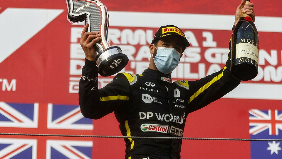Daniel Ricciardo stand in Imola zum zweiten Mal für Renault auf dem Podium, Foto: LAT Images