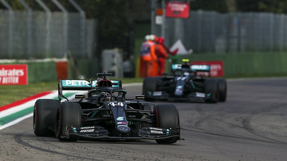 Lewis Hamilton tauchte nach seinem Boxenstopp vor Valtteri Bottas wieder auf, Foto: LAT Images