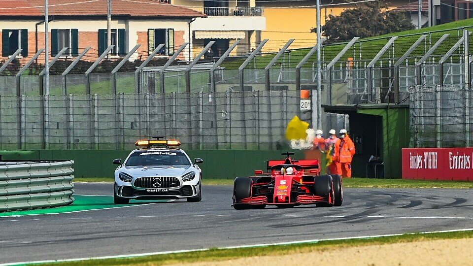 Sebastian Vettel überholt das Safety Car und rundet sich zurück, Foto: LAT Images