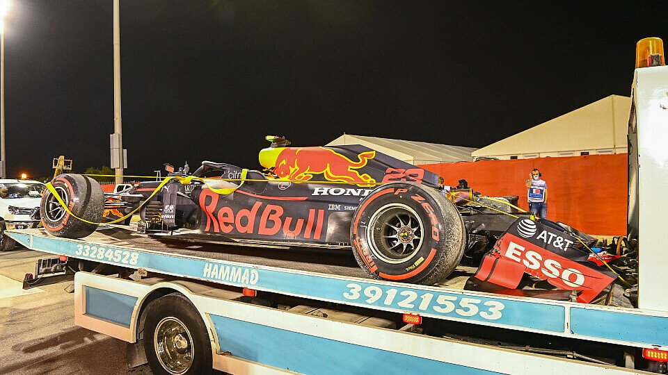 Alex Albon zerlegte im Bahrain-Training seinen Red Bull, Foto: LAT Images