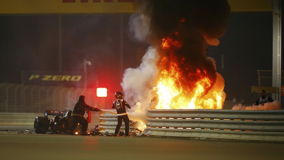 Romain Grosjean konnte nahezu unverletzt aus dem Feuerwrack klettern, Foto: LAT Images
