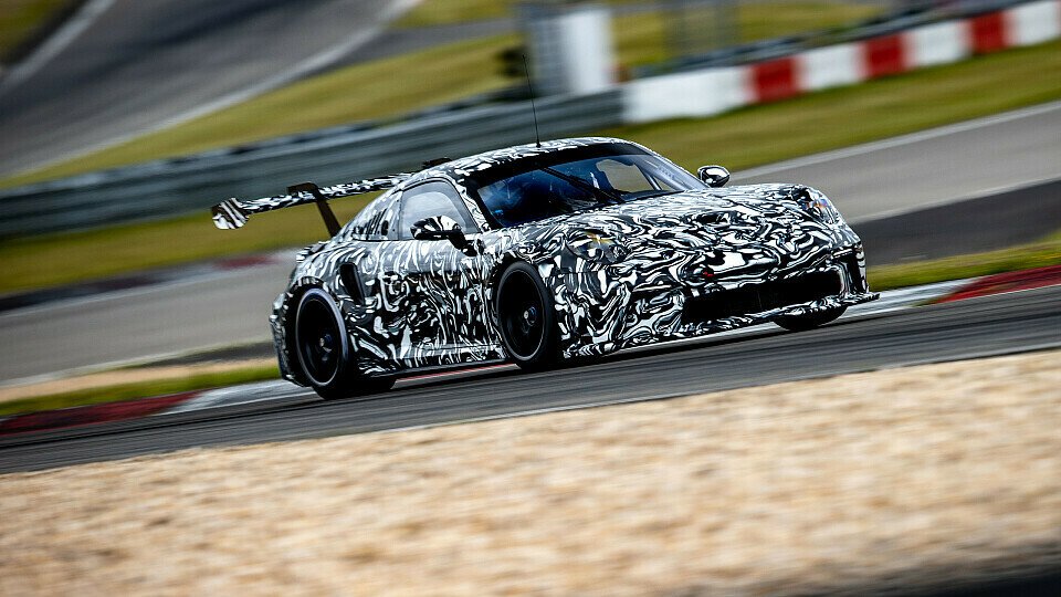 Getarnter Porsche 911 GT3 Cup beim Test auf dem Nürburgring, Foto: Gruppe C / Tim Upietz