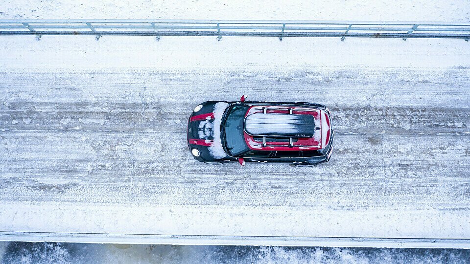 Die menschenleeren Landstraßen sind ein idealer Ort, um die Performance-Eigenschaften des allradgetriebenen Extremsportlers zu testen, Foto: BMW Group
