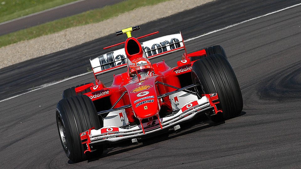 Valentino Rossi fährt in Fiorano als Formel-1-Weltmeister Michael Schumacher getarnt den Ferrari F2004, Foto: LAT Images