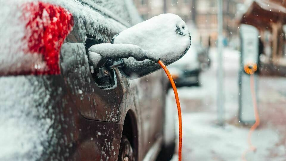 Bei Elektroautos kommt nicht die gesamte Ladung in der Batterie an, Foto: ADAC/Shutterstock/Hrecheniuk Oleksii