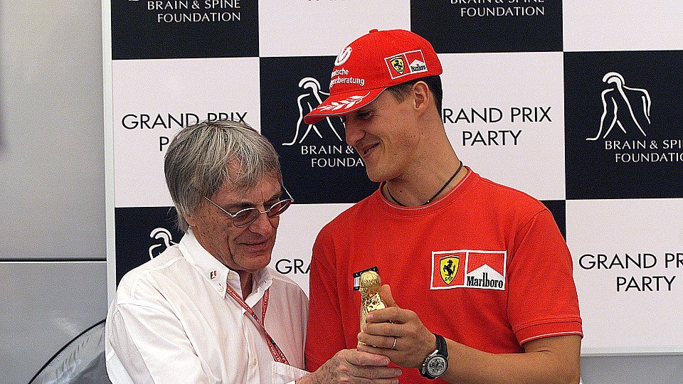 Bernie Ecclestone übergibt sein goldenes Antlitz an Michael Schumacher