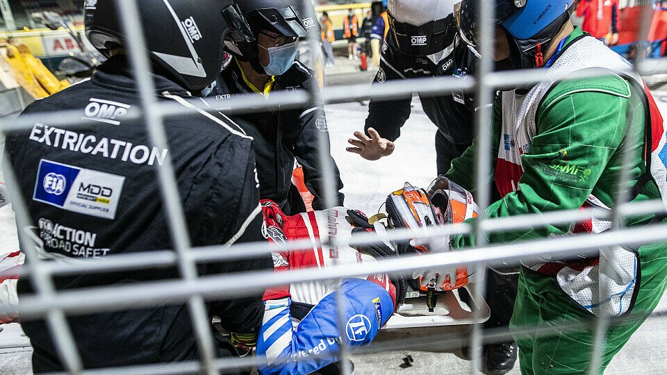 In der Schlussphase des zweiten Rennens in Diriyah überschlug sich Alex Lynn mit seinem Mahindra-Boliden, Foto: LAT Images