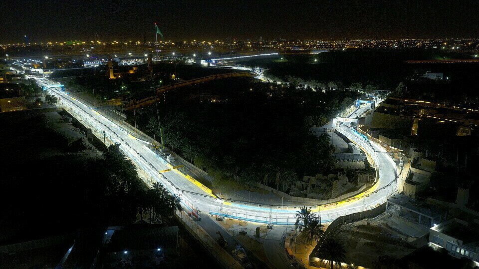 Die Formel E trug erstmals in ihrer Geschichte zwei Nachtrennen in Saudi-Arabien aus, Foto: LAT Images
