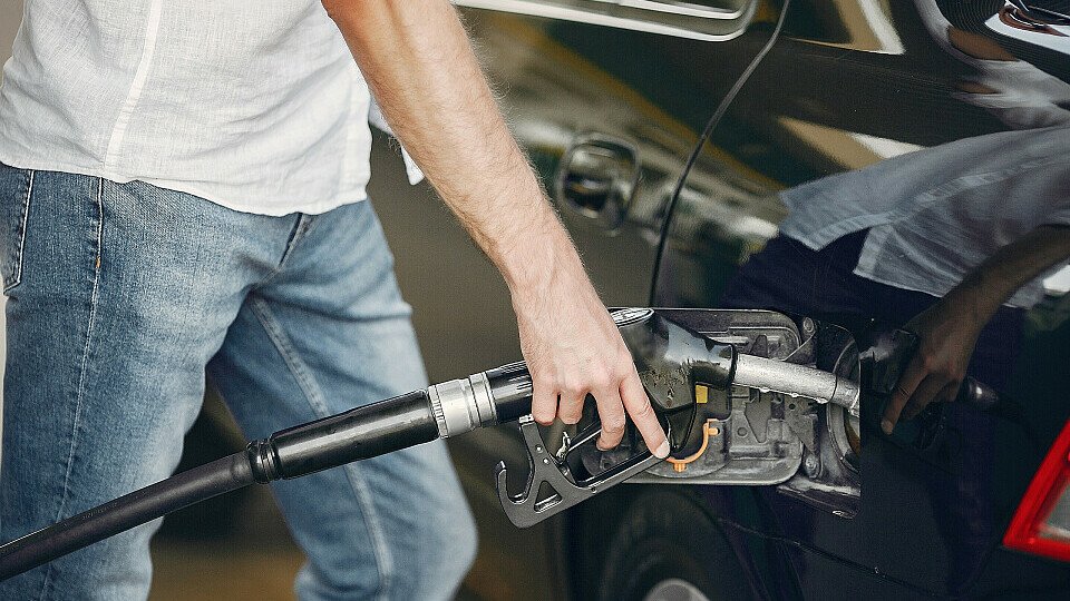 Die Benzinpreise sind in den vergangenen Wochen kontinuierlich gestiegen, Foto: prostooleh - de.freepik.com