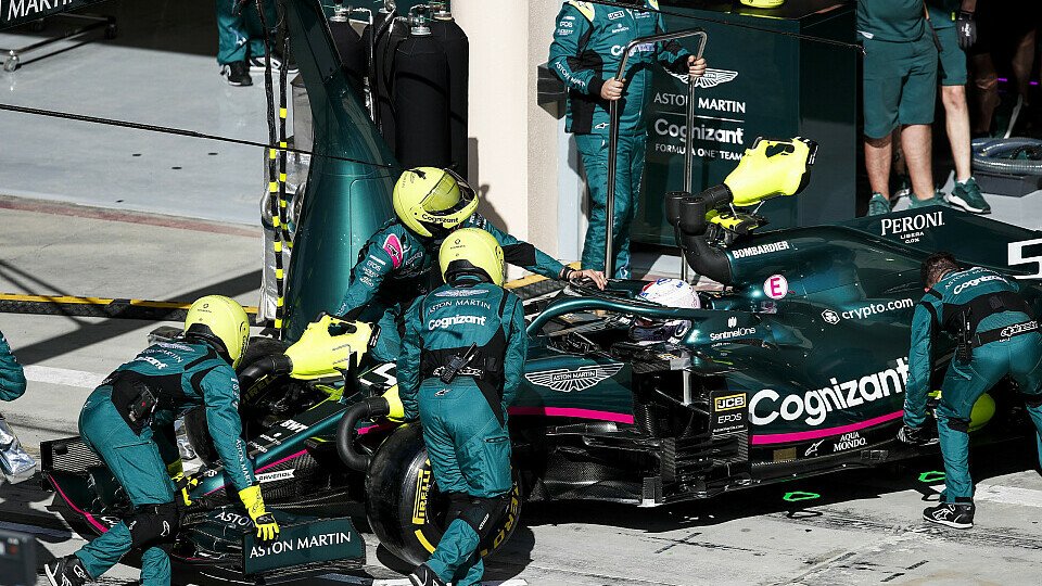 Sebastian Vettel musste mehrmals unplanmäßig in die Garage geschoben werden