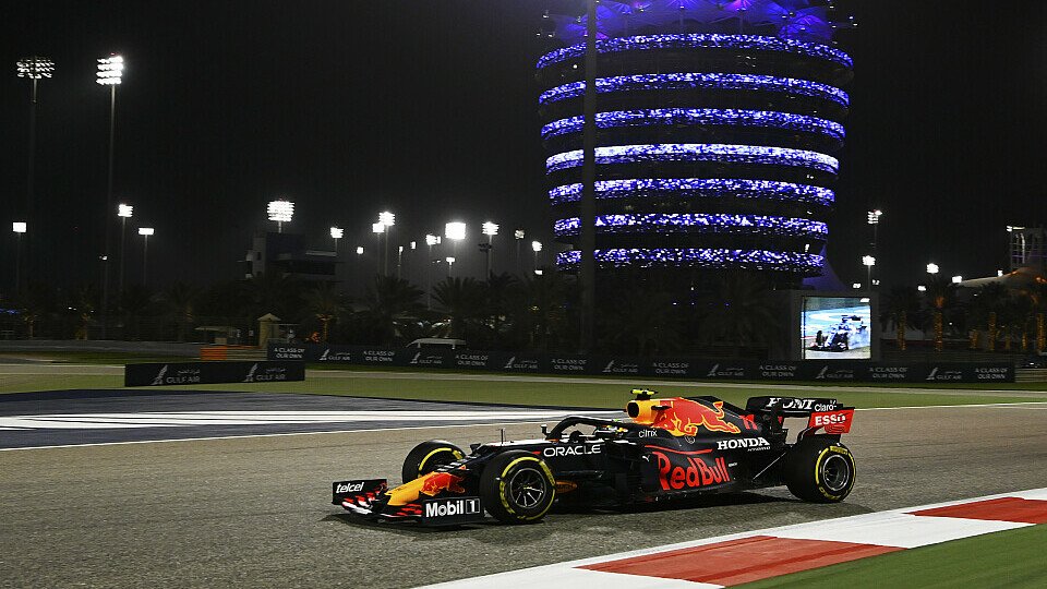 Sergio Perez lag am Formel-1-Freitag in Bahrain hinter Max Verstappen zurück, Foto: LAT Images