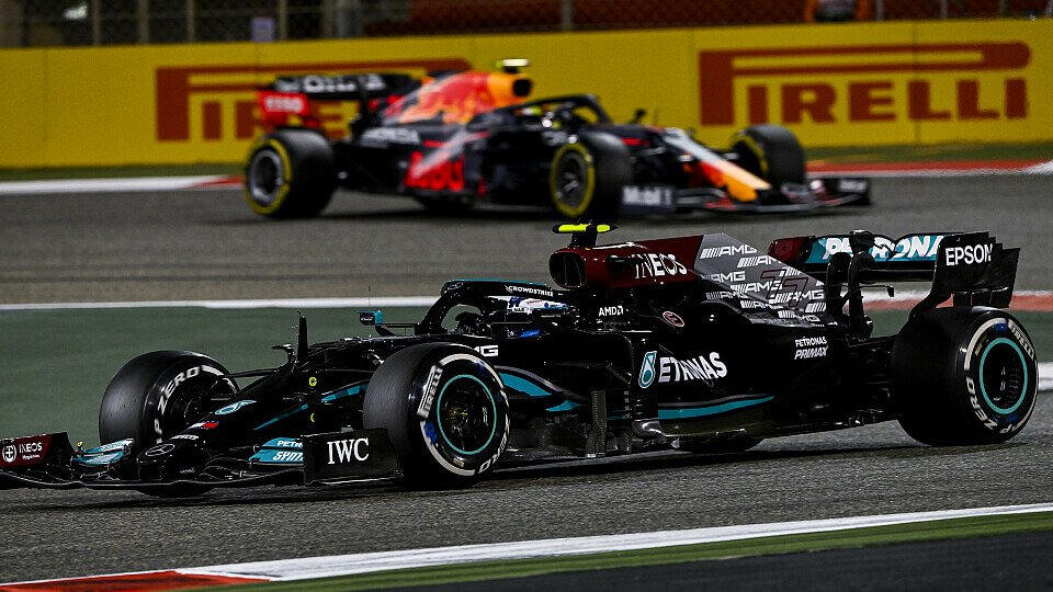 Beim Rennen in Bahrain schenkt Max Verstappen Lewis Hamilton nichts, Foto: LAT Images