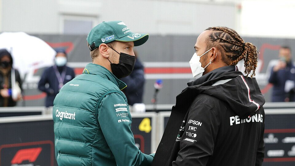 Lewis Hamilton und Sebastian Vettel im Gespräch, Foto: LAT Images