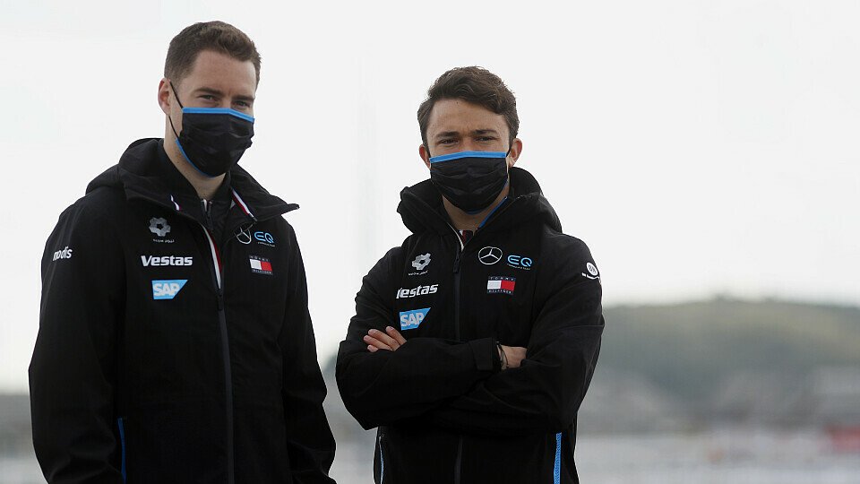 Die maskierten Mercedes-Stammfahrer Nyck de Vries (rechts) und Stoffel Vandoorne, Foto: LAT Images