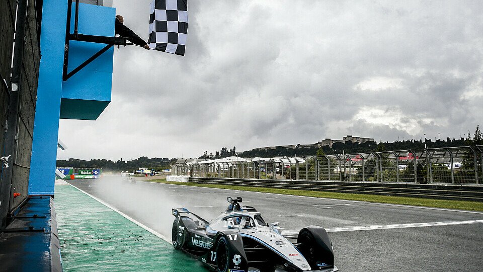 In Valencia erlebte die Formel E 2021 das kurioseste Finish ihrer bisherigen Geschichte, Foto: LAT Images