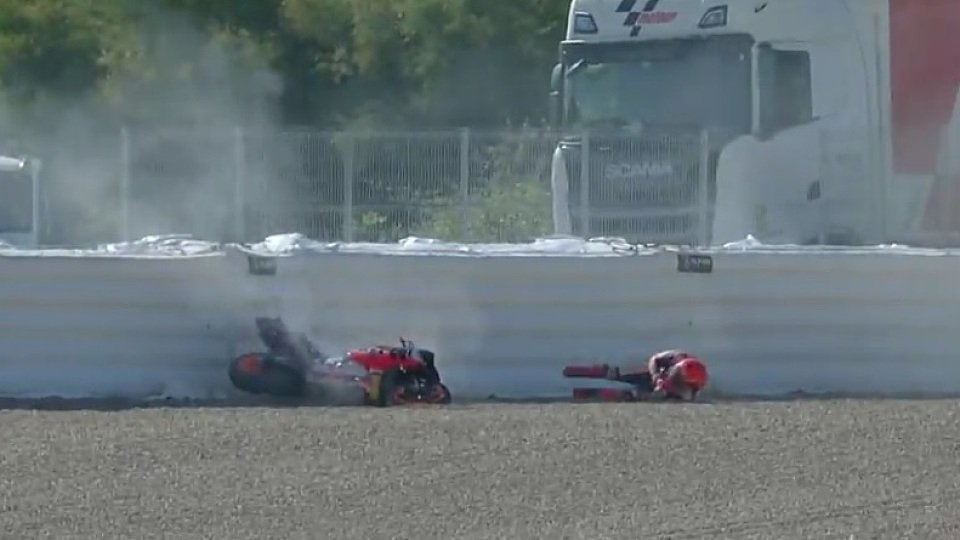 Marc Marquez wurde bis zum Airfence geschleudert, Foto: Screenshot/MotoGP