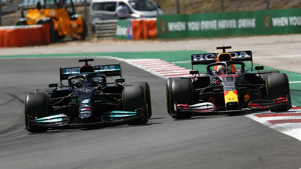 Lewis Hamilton setzte sich auf seinem Weg zum Sieg im Formel-1-Rennen in Portugal gegen Max Verstappen durch, Foto: LAT Images