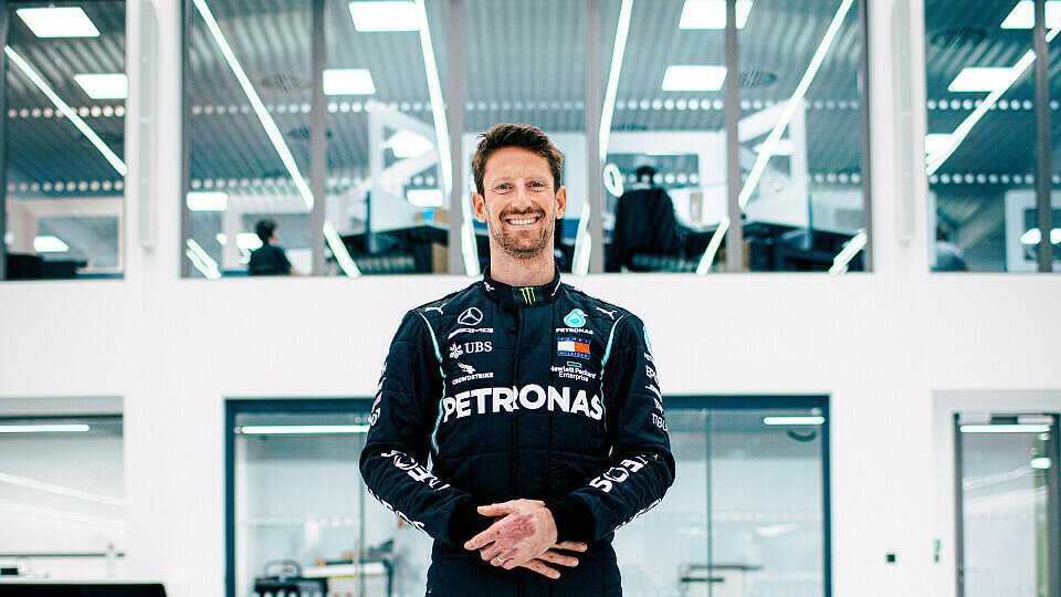 Romain Grosjean checkt sein Mercedes Formel 1 Cockpit aus