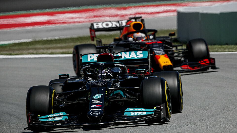 Hamilton vor Verstappen: Mercedes siegt in Spanien dank der besseren Reifenteinteilung.