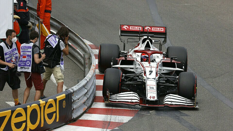 Kimi Räikkönen hatte in Monaco mal wieder mit der Trinkflasche zu kämpfen, Foto: LAT Images