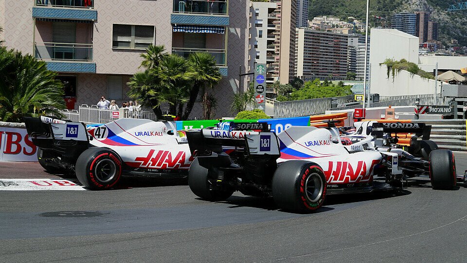 Überholen in Monaco: Mick Schumacher schnappt sich Nikita Mazepin., Foto: LAT Images