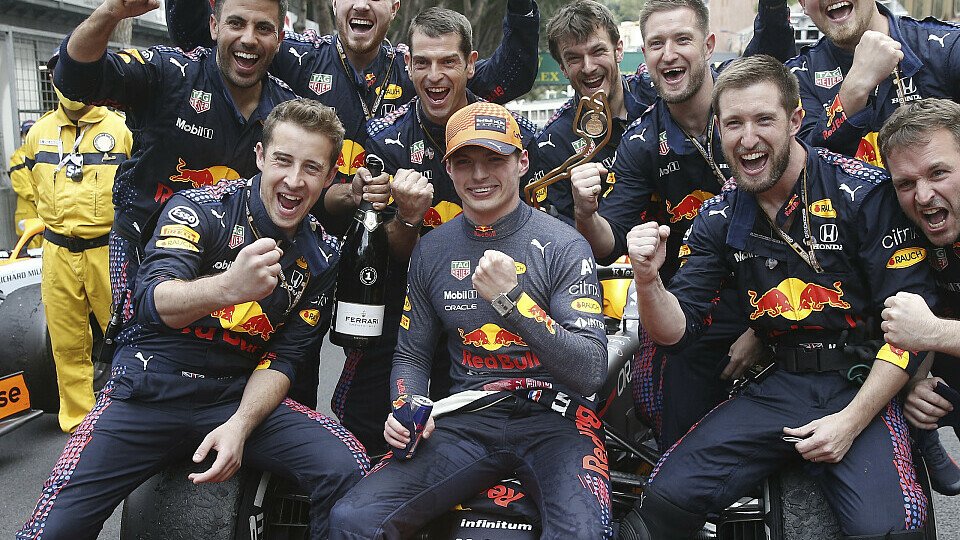 Max Verstappen feiert nach dem Sieg in Monaco mit seinem Team, Foto: LAT Images