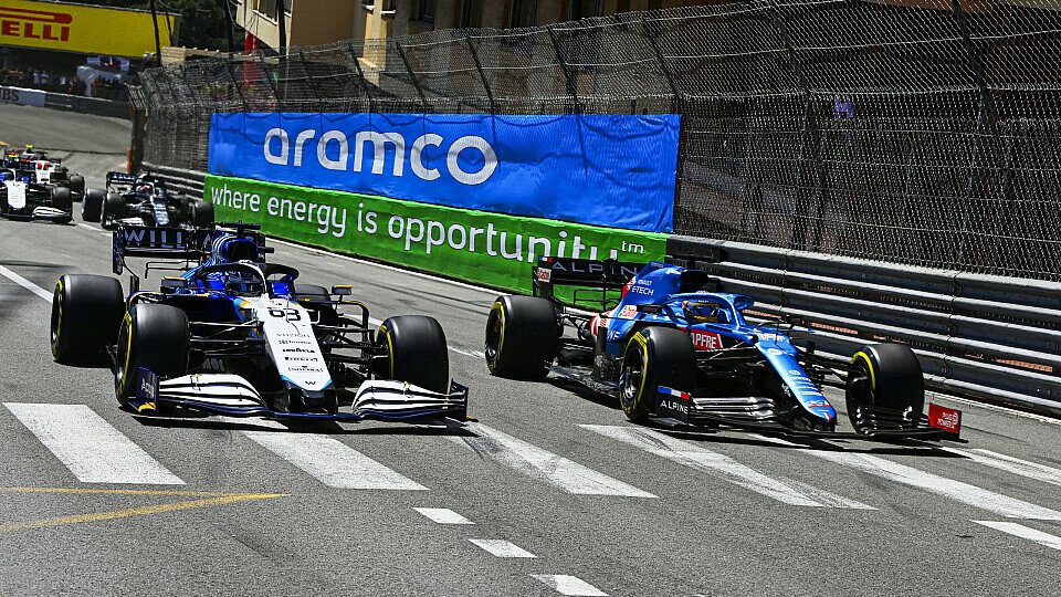 George Russell und Fernando Alonso kämpften in Monaco zeitweise direkt miteinander, Foto: LAT Images