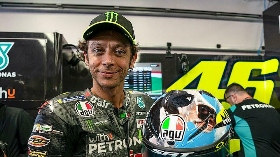 Valentino Rossi präsentiert stolz sein neues Helm-Design