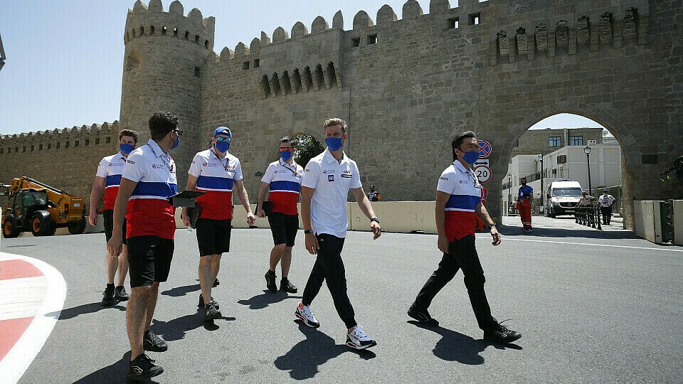 Mick Schumacher heute beim Track Walk in Baku, Foto: LAT Images