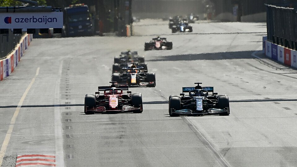 Charles Leclerc musste sich in Baku schon nach zwei Runden Lewis Hamilton geschlagen geben, Foto: LAT Images