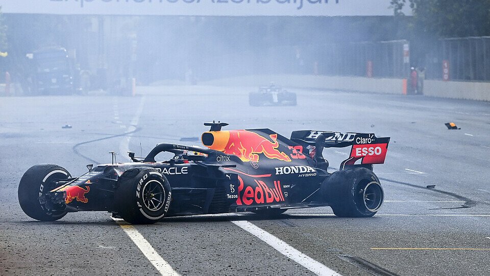 Der verunfallte Red Bull von Max Verstappen nach Reifenschaden in Baku, Foto: LAT Images