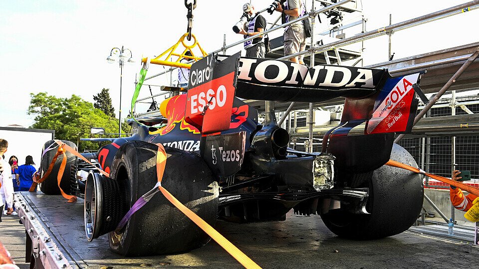 Pirelli untersuchte den kaputten linken Hinterreifen von Max Verstappen nach dem Baku-Crash, Foto: LAT Images