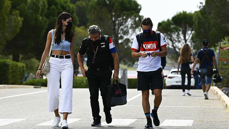 Fernando Alonso kommt heute vor der Pressekonferenz in Frankreich an, Foto: LAT Images