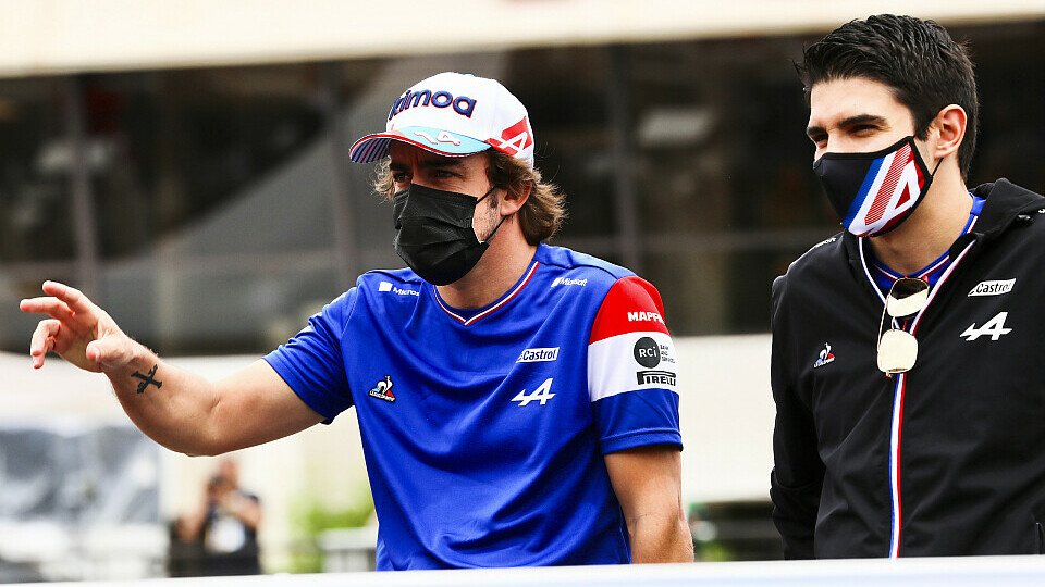 Fernando Alonso bekommt bei Alpine Druck von Esteban Ocon, Foto: LAT Images