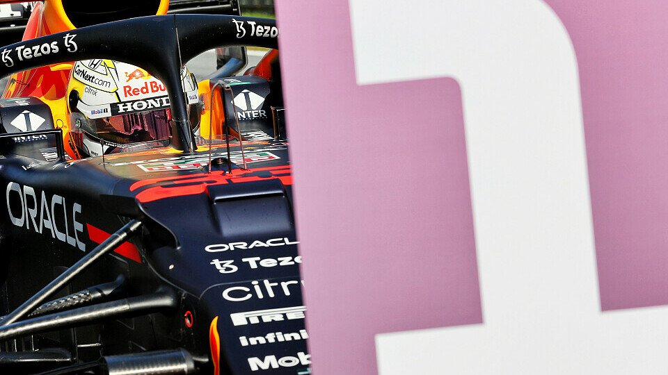 Red-Bull-Pilot Max Verstappen hat beim Formel-1-Rennen in Österreich von der Pole die besten Karten, Foto: LAT Images