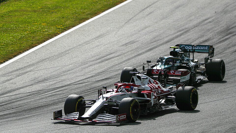 Kimi Räikkönen schnappte sich kurz vor Rennende seinen Ex-Kollegen Sebastian Vettel, Foto: LAT Images