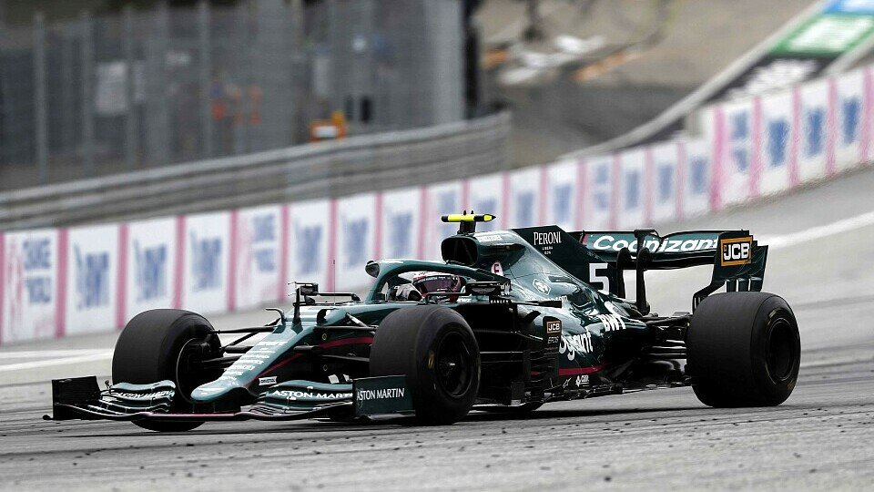Sebastian Vettel mit den unmarkierten Pirelli-Prototypen
