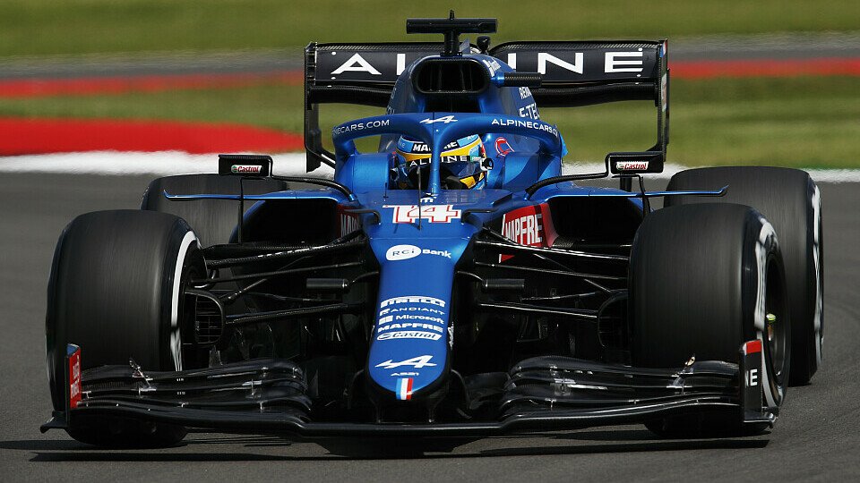 Alonso ließ auf dem Silverstone Circuit seine Muskeln spielen, Foto: LAT Images