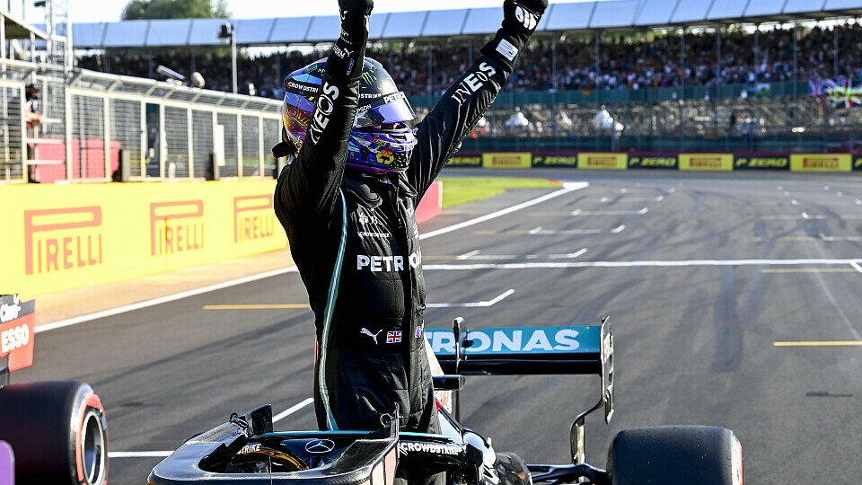 Lewis Hamilton ließ sich von den britischen Fans gebührend feiern, Foto: LAT Images