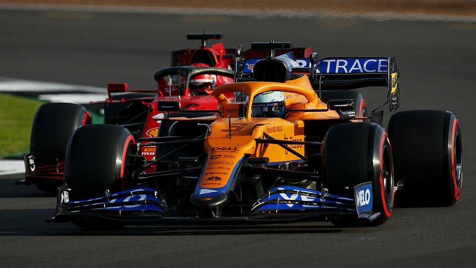 Ferrari lauert gleich hinter McLaren - nicht nur wie hier Carlos Sainz hinter Daniel Ricciardo in Silverstone