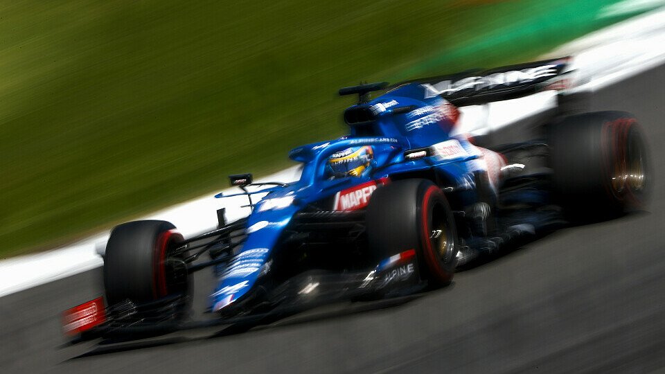 Alonso wehrte sich beim Sprint in Silverstone mit einer aggressiven Fahrweise, Foto: LAT Images
